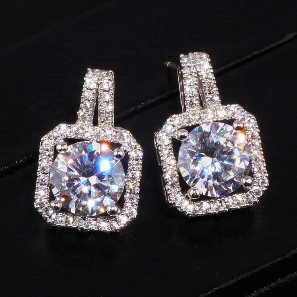 New 925 Silver Beautiful Diamond Stud Earrings